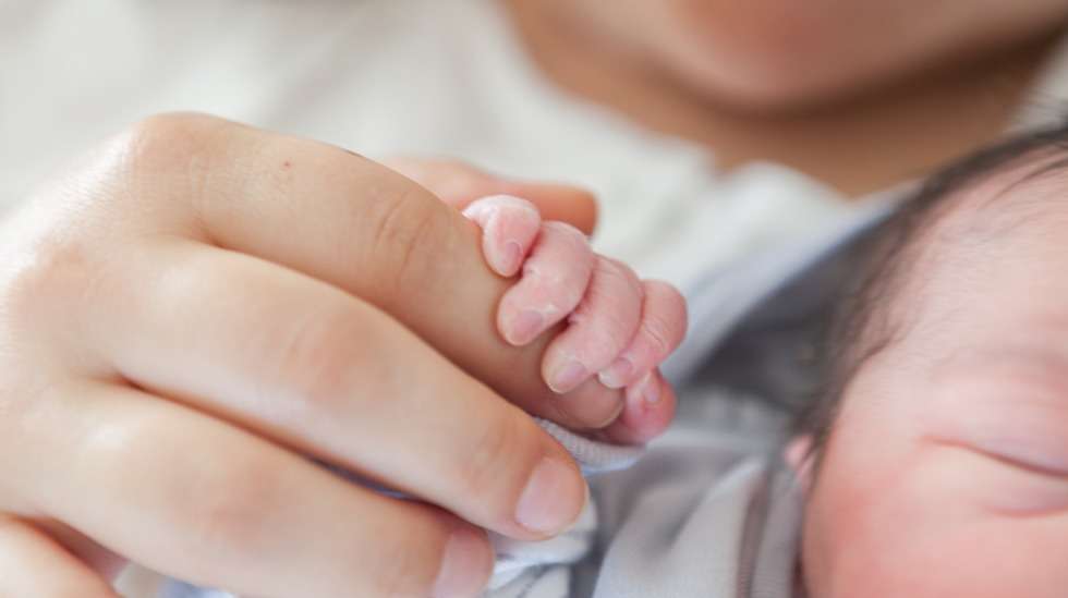 Sekä synnyttävän äidin että syntyvän lapsen turvallisuus ja hyvinvointi on sairaalan vastuulla. Siksi toimenpiteistä kieltäytyvät synnyttäjät ovat sairaaloille vaikeita. Kuva: iStock