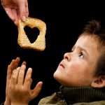 poika_kerjaa_leipaa_668-3