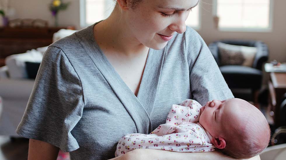 ”Olin apteekissa hakemassa nuhalääkkeitä. Silloin näin hyllyssä raskaustestin. Ymmärsin samalla hetkellä, että minun kuukautiseni olivat myöhässä”, Anna muistelee. (Kuvituskuva: Unsplash+)