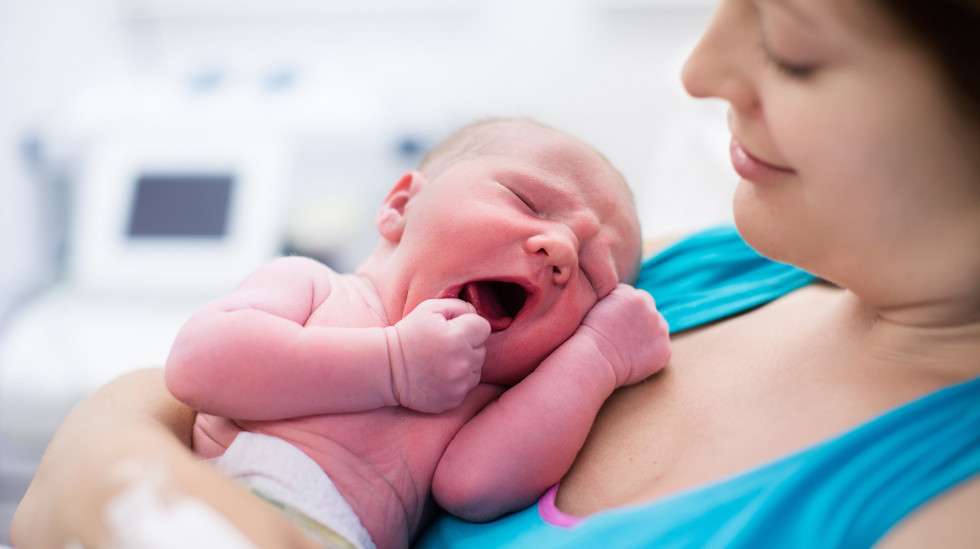 Vauvan syntymän jälkeen alkaa äidin toipuminen raskaudesta ja synnytyksestä. (Kuva: Shutterstock)