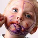 lapsi_sotkee_itsensa_kynalla_668-3-1