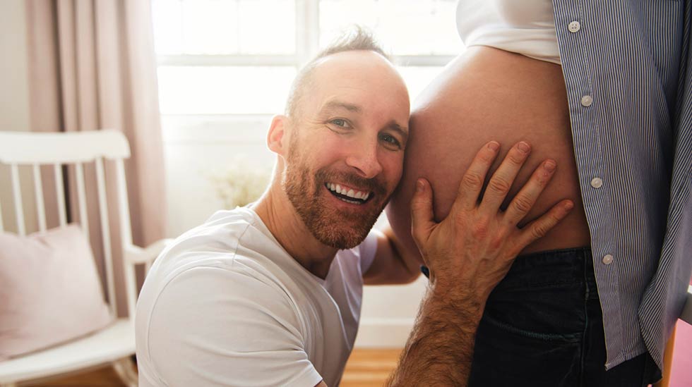 Odottavan äidin seurassa kannattaa käyttäytyä siten kuin toimisi pienen vauvan läsnä ollessa, asiantuntija opastaa. (Kuva: iStock)