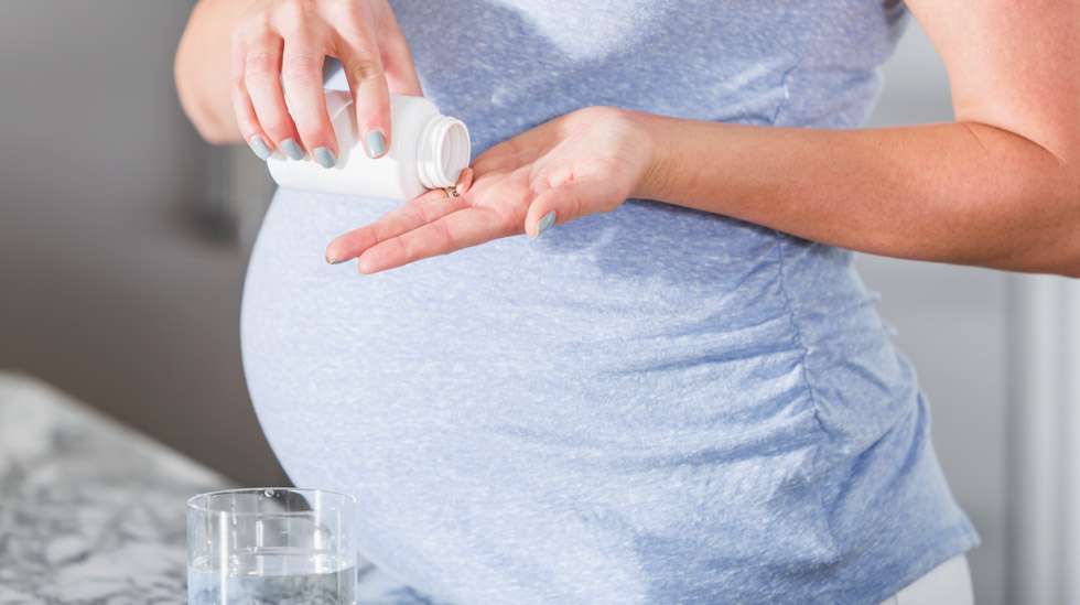 Yleisimmät mielialalääkkeet ovat melko turvallisia raskauden ja imetyksen aikana. Mahdolliset sikiöhaitat ovat annosriippuvaisia, joten käytössä tulisi olla pienin lääkeannos, jolla äidin vointi pysyy hyvänä. Kuva: iStock