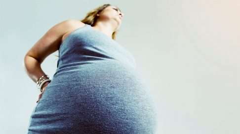 Raskausvatsan kasvu alkaa kiihtyä vasta raskauden puolivälin jälkeen. Kuva: iStock