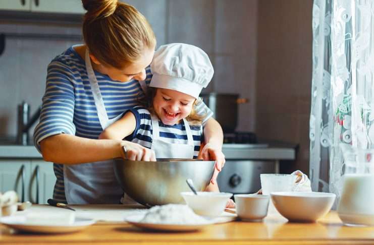 Äiti ja lapsi leipomassa.