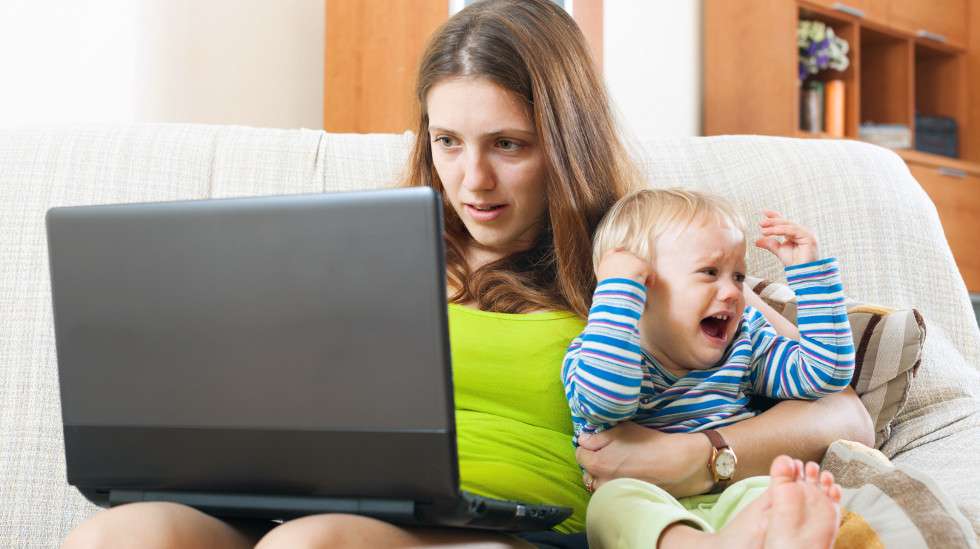 Joskus sähköpostin tarkistaminen tuntuu tärkeämmältä kuin lapsen kanssa seurustelu. (Kuva Shutterstock)