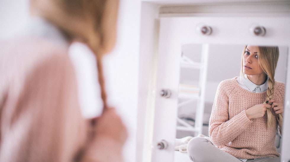 Raskausaikana harjaan saattaa jäädä normaalia enemmän tai vähemmän hiuksia. (Kuva: Shutterstock.)