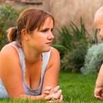 vakava_aiti_ja_taapero_nurmella_980x549-3