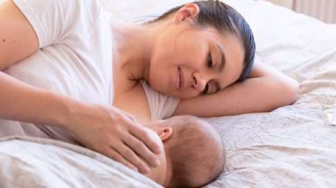 Rintakumi voi helpottaa imetystä – ja toisaalta haitata sitä. Kun vauvaa vieroitetaan rintakumista, kannattaa kokeilla erilaisia imetysasentoja. Kuva: iStock