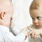 vauva_katsoo_peiliin_980-2-2