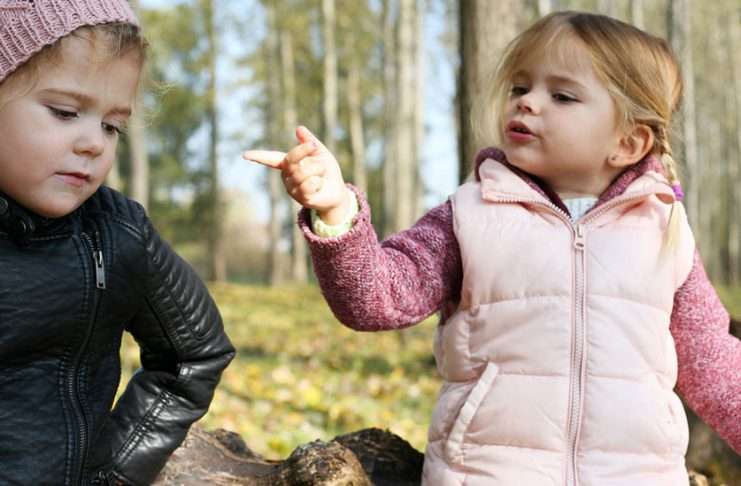 Tytöt keskustelevat