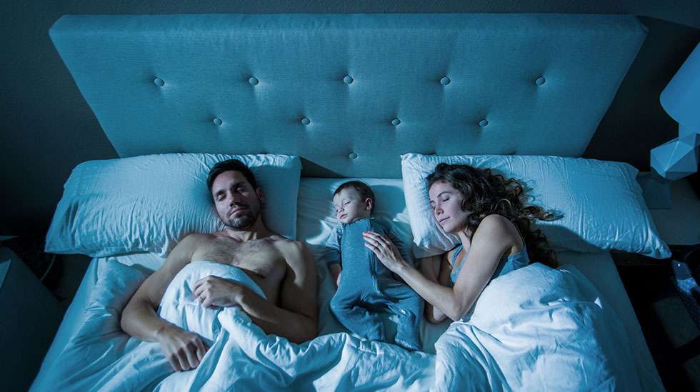 Tarpeeksi kova patja ja ylimääräinen tavara sängystä pois – se on hyvä perusta turvalliselle perhepedille.