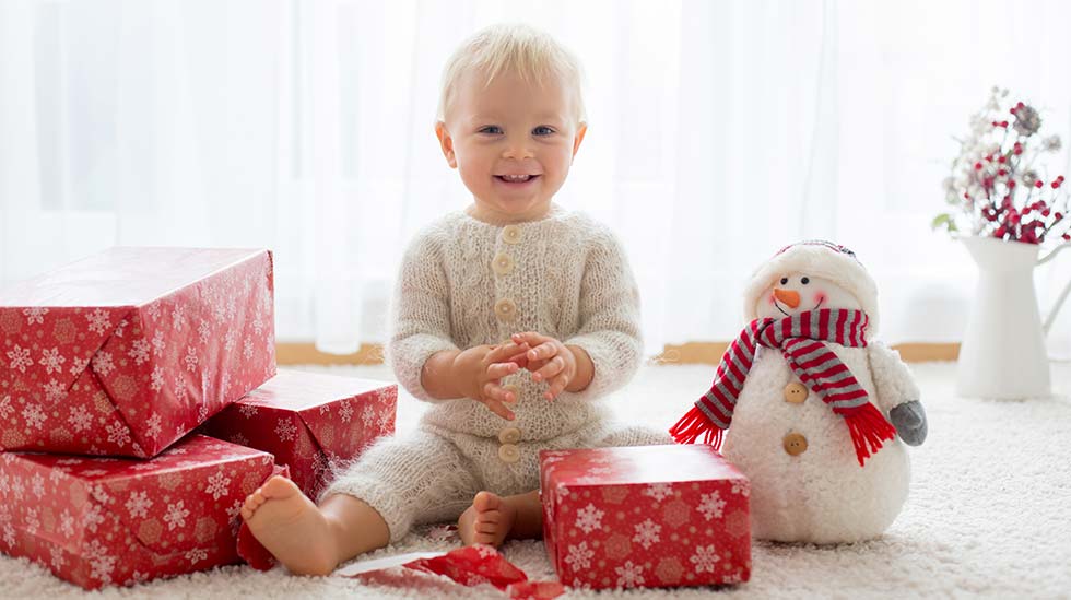 Taaperoa on yleensä helppo ilahduttaa, sillä opittavaa ja koettavaa on niin paljon! (Kuva: iStock)