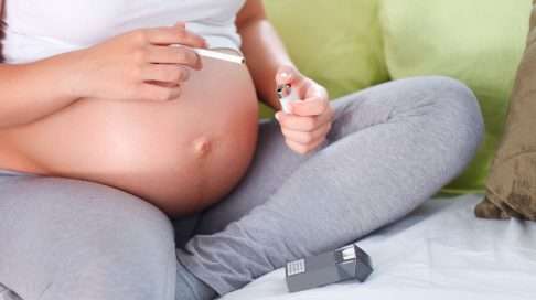 Tupakan polttaminen on todistetusti haitallista sikiölle, ja kaikki raskaana olevat tietävät sen. Lopettaminen on kuitenkin toisille lähes ylivoimaisen vaikean tuntuista. (Kuva: Shutterstock)