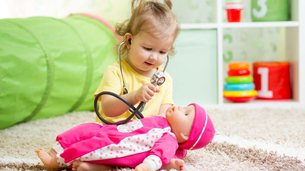 Lapset käsittelevät pelkojaan leikin kautta. Oman lelun hoitaminen voi hälventää lääkäripelkoa.