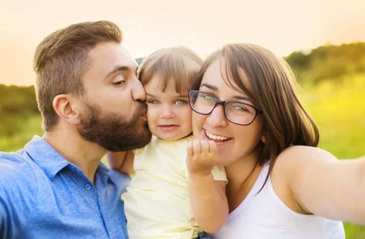 Kannattaako lapsen kuva jakaa somessa?