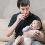 mies_tupakoi_ja_vauva_vieressa_980-2-2