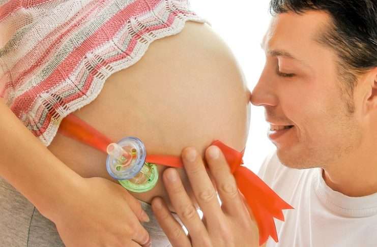 Omiin ajatuksiin vaipumista, tuulettamista ja baarireissuja – näin mies reagoi raskauteen