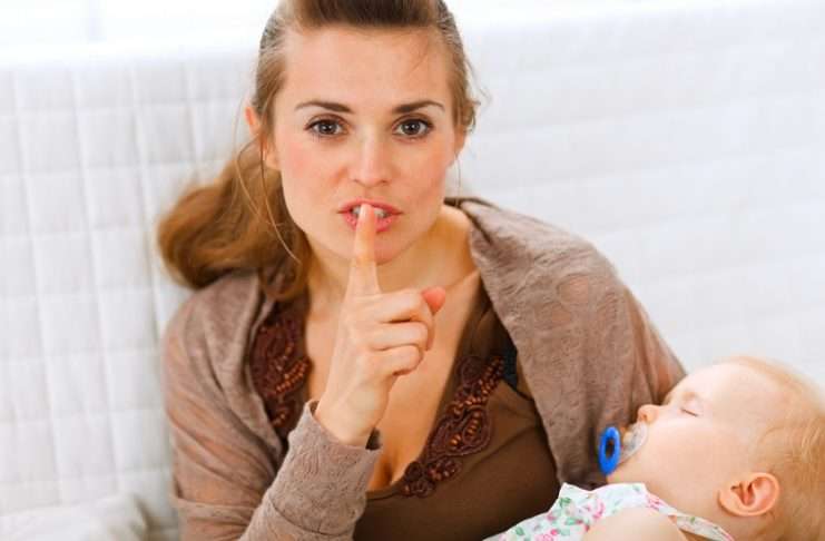 26 asiaa, joita vanhemmat eivät tee, kun (esikois)vauva nukkuu