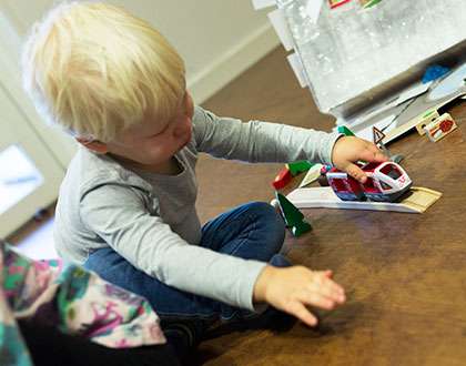 Myös Anton, 2, tykkäsi leikkiä junaradalla. Kalenteri sisältää melko vähän ratapalikoita, joten yksittäisenä leluna kalenteri ei toimi parhaiten.