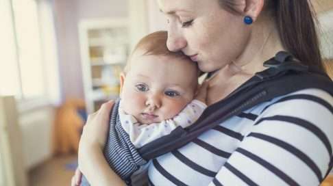 Kun vauvaa kantaa edessä, hyvä korkeus on sellainen, jossa vauvan päälaen suukottaminen onnistuu. Kuva: iStock