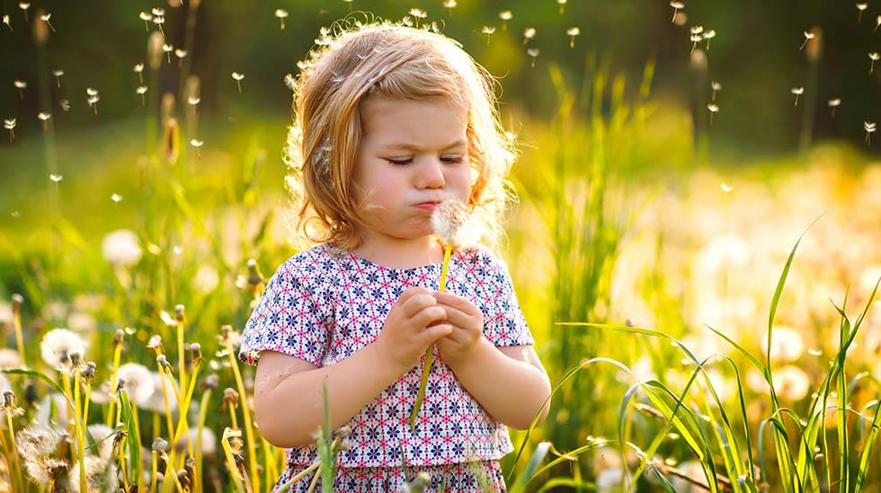 Hyvä itsetunto auttaa lasta ymmärtämään, että vaikka aina ei voi onnistua, se ei tee hänestä yhtään vähemmän arvokasta kuin muista. Kuva: iStock.