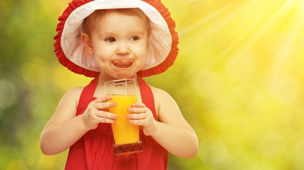 Tuoremehua pidetään lapsille terveellisenä. Yksi lasillinen tuoremehua riittää kuitenkin nostamaan pienen lapsen päivittäisen sokerin saannin suositusten ylärajoille. (Kuva: Shutterstock)