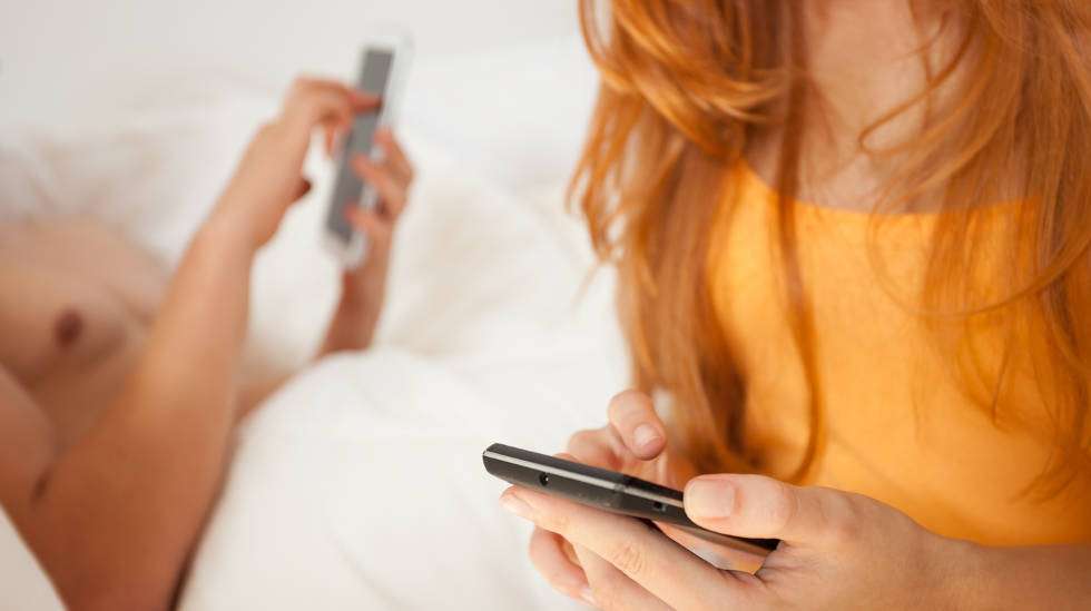 Puhelin ei ole hyvä rakastaja. (Kuva: Shutterstock)