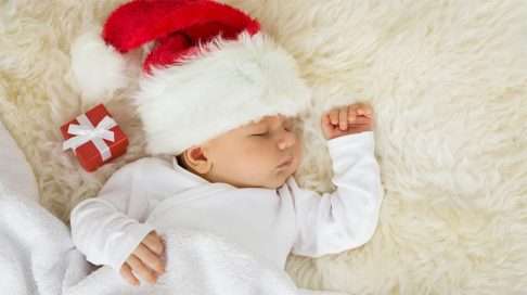 suloinen vauva nukkuu tonttuhattu päässä