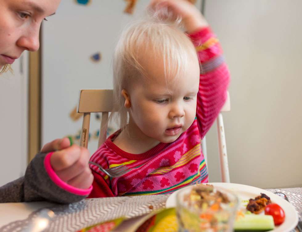 Alussa Alma suhtautui nyhtökauraan epäluuloisesti. Lopulta hän söi limen ja inkiväärin makuista nyhkökauraa. Inka-äiti on positiivisesti yllättynyt nyhtökaurasta.