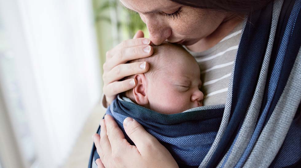 Kun vauva on kantoliinassa tai -repussa, hän tuntee ja kuulee, että tuossa on minun tuttu aikuinen. (Kuva: iStock)