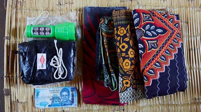 Malawilaisen Ellen Phirin sairaalalaukusta löytyy seuraavat tuotteet. Kuva: Water Aid, Jenny Lewis