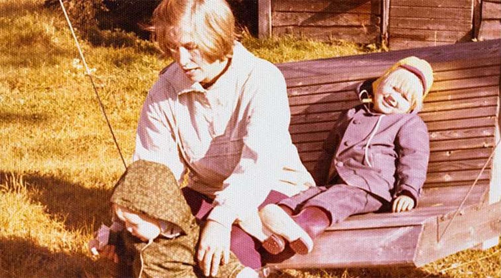 Äidin ja pikkusiskon kanssa jossain päin Kainuuta kesällä 1973.
