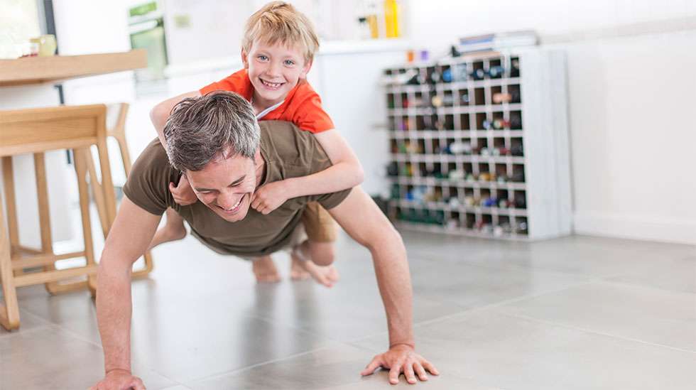 Lasten viihdyttäminen on väsyttävää hommaa. (Kuva: Shutterstock)