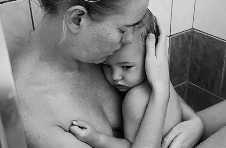 Tätä on äitiys syvimmillään – taapero nappasi kuvan kipeän vauvan hoivaamisesta