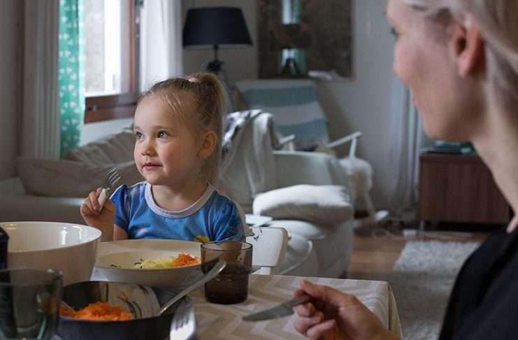 Takaloiden koko perhe syö heinäsirkkoja – näin valmistat herkullisen sirkka-aterian