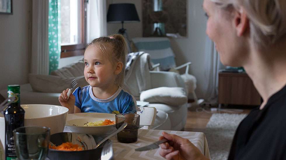 Elli syö heinäsirkkaa. Kuva: Petra Lehto