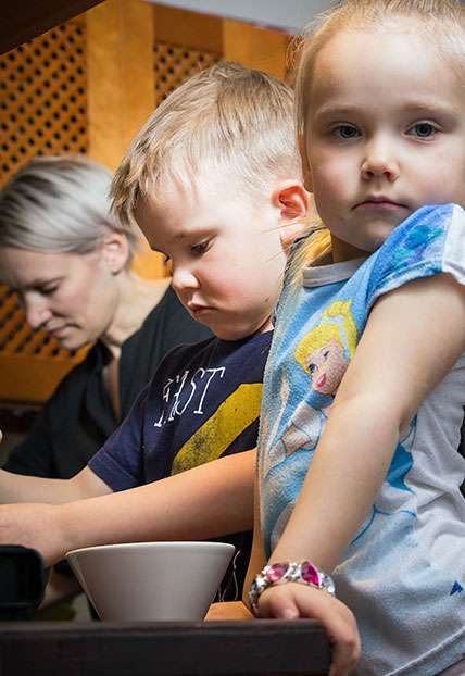 Henna (vasemmalta), Uuno ja Elli valmistavat yhdessä maistuvaa heinäsirkka-ateriaa. Kuva: Petra Lehto