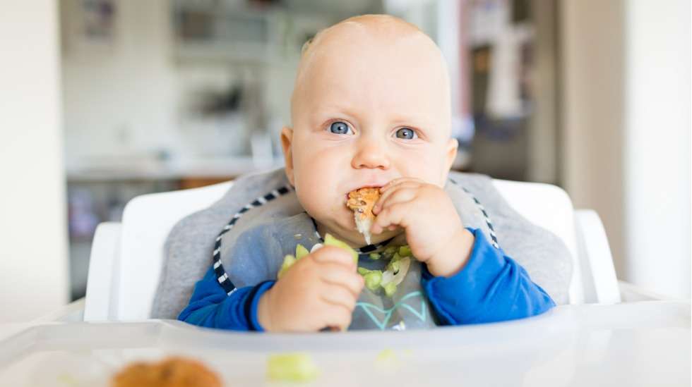 Pystyasennossa syöminen on sormiruokailun perustekijä. Lue jutusta vinkit ja reseptit ruokiin! Kuva: iStock