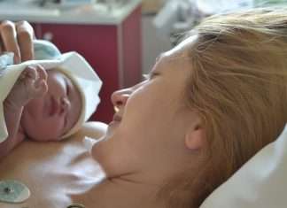 rinnalle ryömiminen, vastasyntyneen imetys
