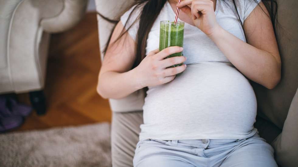 Ruokasoodaa voi lisätä mehuun, smoothieen tai mihin tahansa nesteeseen. Se antaa puhtia synnyttäjälle! Kuva: iStock