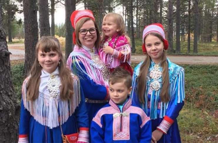 Äitiys saamelaisessa kulttuurissa – sekoitus perinteitä ja modernia