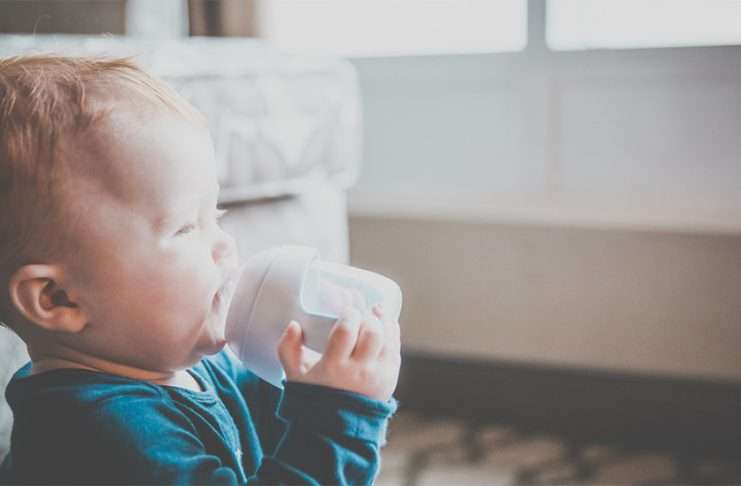 Minkä ikäiselle vauvalle vettä? Milloin on maidon ja mehun aika? vauvalle vettä