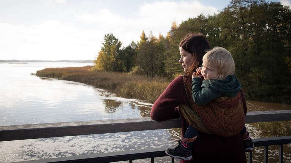 Tässä kuvassa tiivistyy se, miten monipuolisesti eri asioita olen saanut liinayhteisöltämme. Kuvan on ottanut yhteisöön kuuluva taitava valokuvaaja ja siinä näkyvän liinan minulle lainasi henkilö, jota en ollut koskaan aiemmin edes tavannut – hyvää hyvyyttään. Kuva otettiin Helsingissä, jossa saimme majoittua yhteisöön kuuluvan äidin luona.   Kuva: Maria Hildén Photography