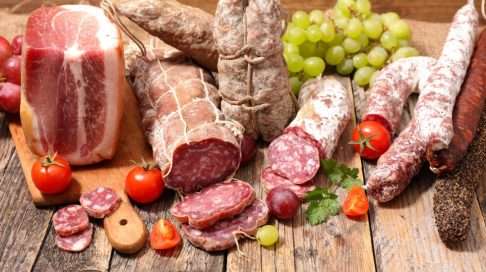 Raaka liha on yksi odottajan ehdottomasti vältettävistä ruoka-aineista: meetvursti, parmakinkku, raakamakkarat, ja tietysti raaka liha kaikissa muodoissaan. Kuva: iStock