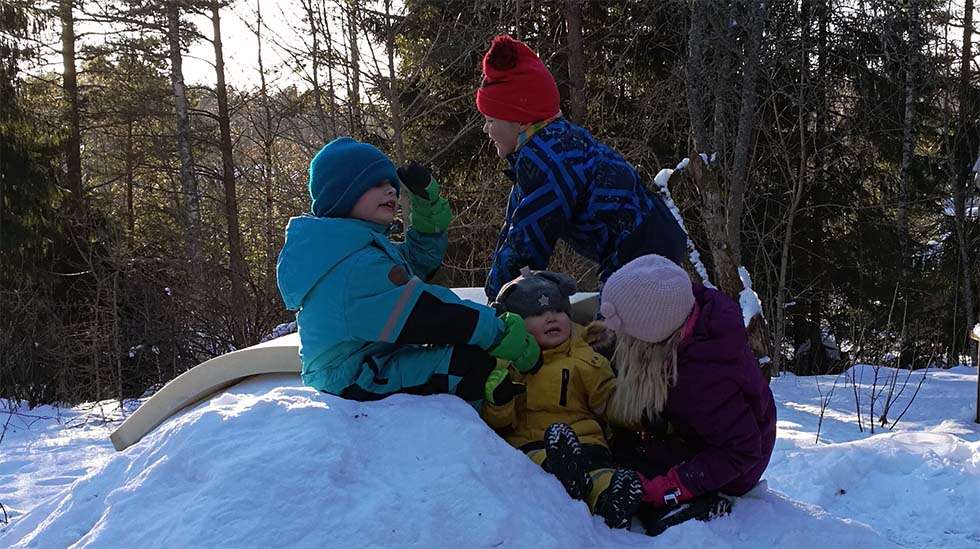 Meillä vallitsee kotoisa meteli, kun kaikki lapset ovat paikalla. Tänä talvipäivänä oli vielä serkkupoika varmistamassa, että desibelitaso pysyy varmasti korkealla.