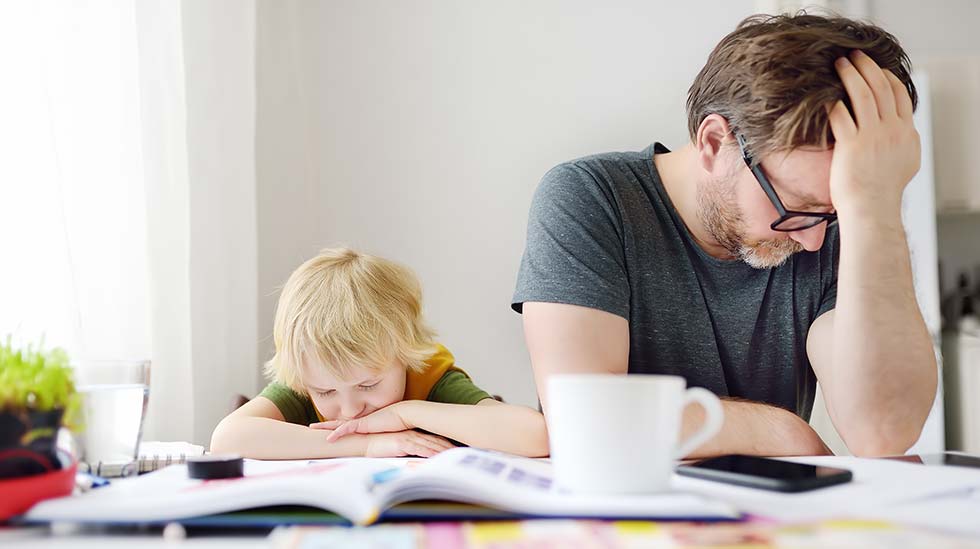 Lapsen synnyttyä perheen taloudelliset tarpeet lisääntyvät. Usein lasten äiti jää lapsen kanssa kotiin, jolloin taloudellinen taakka lankeaa isälle. (Kuvituskuva: iStock)