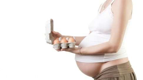 Raaka kananmuna on yksi riskiraaka-aine, jonka syömistä ei raskaana oleville suositella. Kuva: iStock.