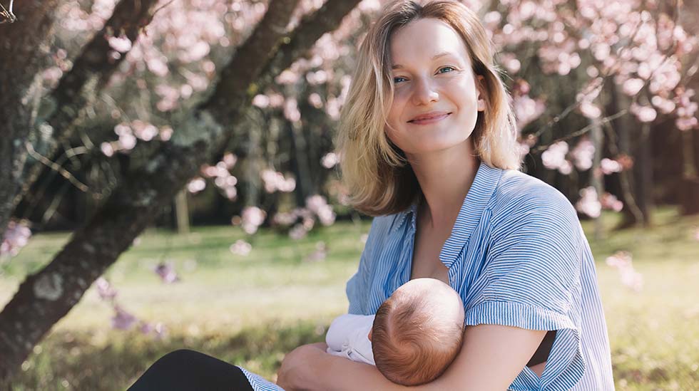 Helle on oiva imetyssää! Nauti ulkona vallitsevasta lämmöstä ja tarjoa vauvallesi maitoa aina kun hän sitä haluaa. Kuva: iStock