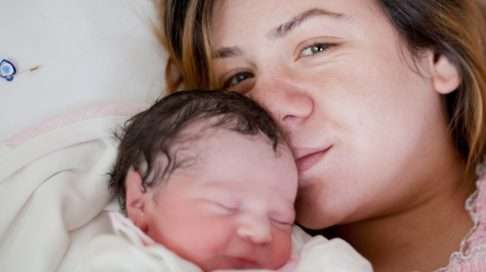 Vauva on syntynyt – mutta edessä on vielä pitkä toipuminen raskauden ja synnytyksen mullistuksista. Kuva: iStock